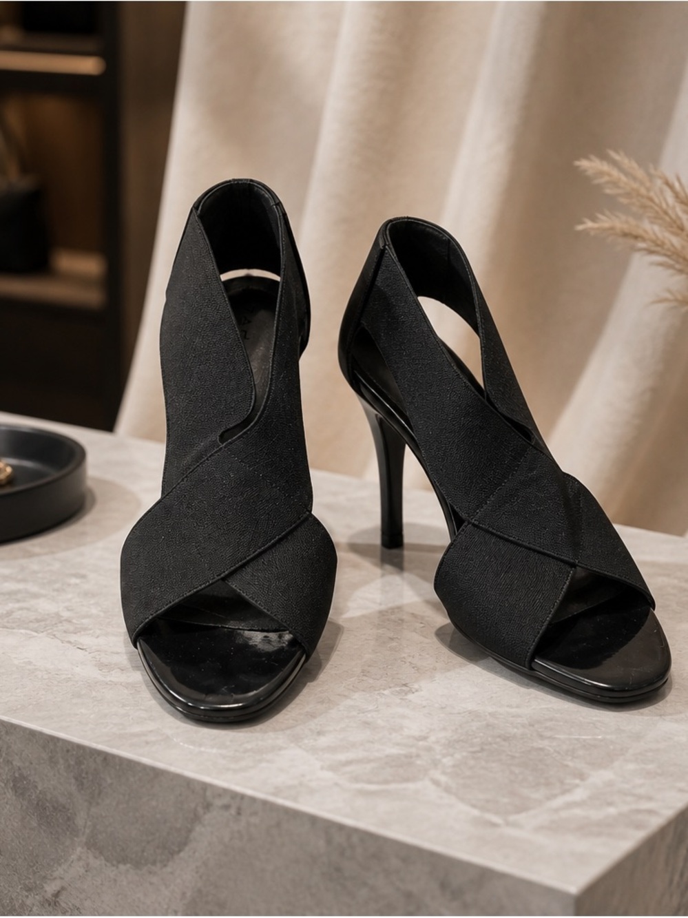 Tahari‎ Black heels